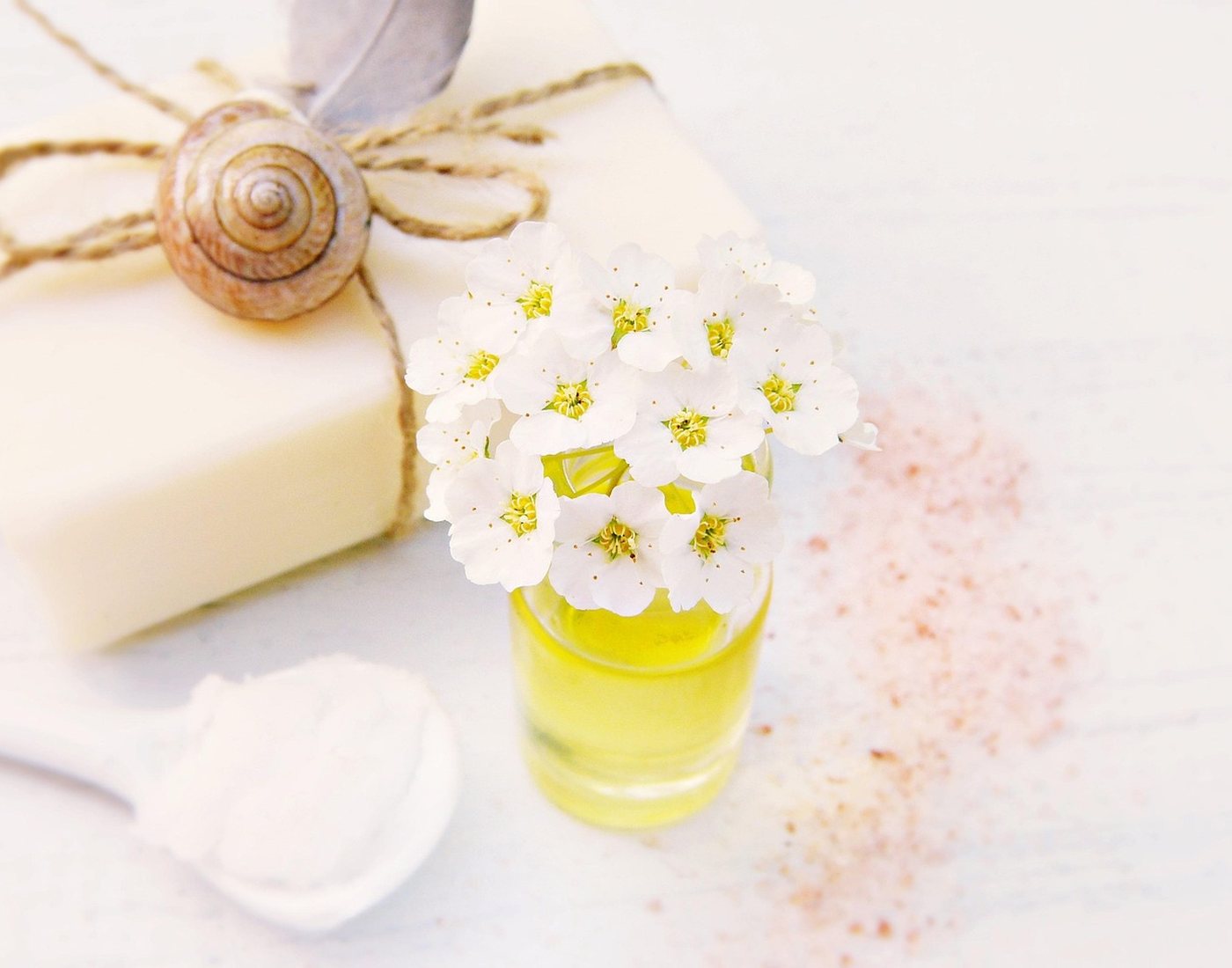 Savons, fleurs et huile de coco pour un soin naturel